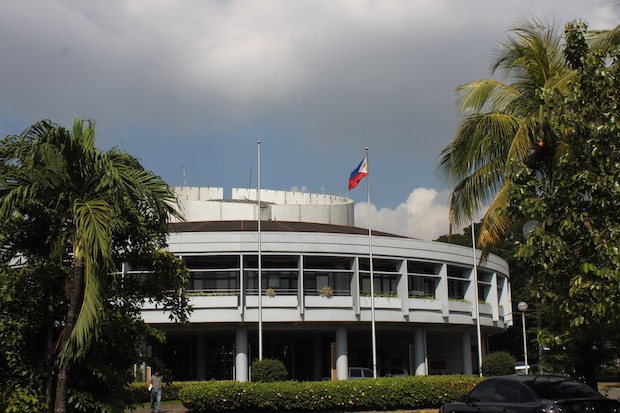 Photo of FDA building in Muntinlupa for story: Don’t buy medicines from outlets not FDA-licensed, says Duterte