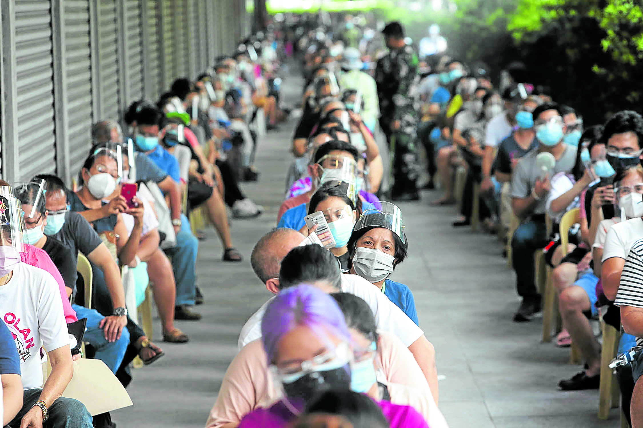 CROWD DRAWER Vaccination sites offering the US-made Pfizer jabs are drawing large crowds, such as this one outside the Prince Hotel in Ermita, Manila. Authorities have warned against potential superspreader events as the government ramps up the rollout of vaccines. —MARIANNE BERMUDEZ vaccine confidence