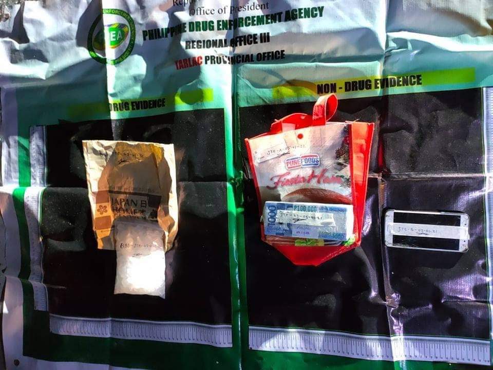 Caption: Agents of the Philippine Drug Enforcement Agency (PDEA) recovered a plastic bag containing some 500 grams of "shabu" from two siblings who were arrested in Concepcion, Tarlac on Saturday. (Photo courtesy of PDEA)