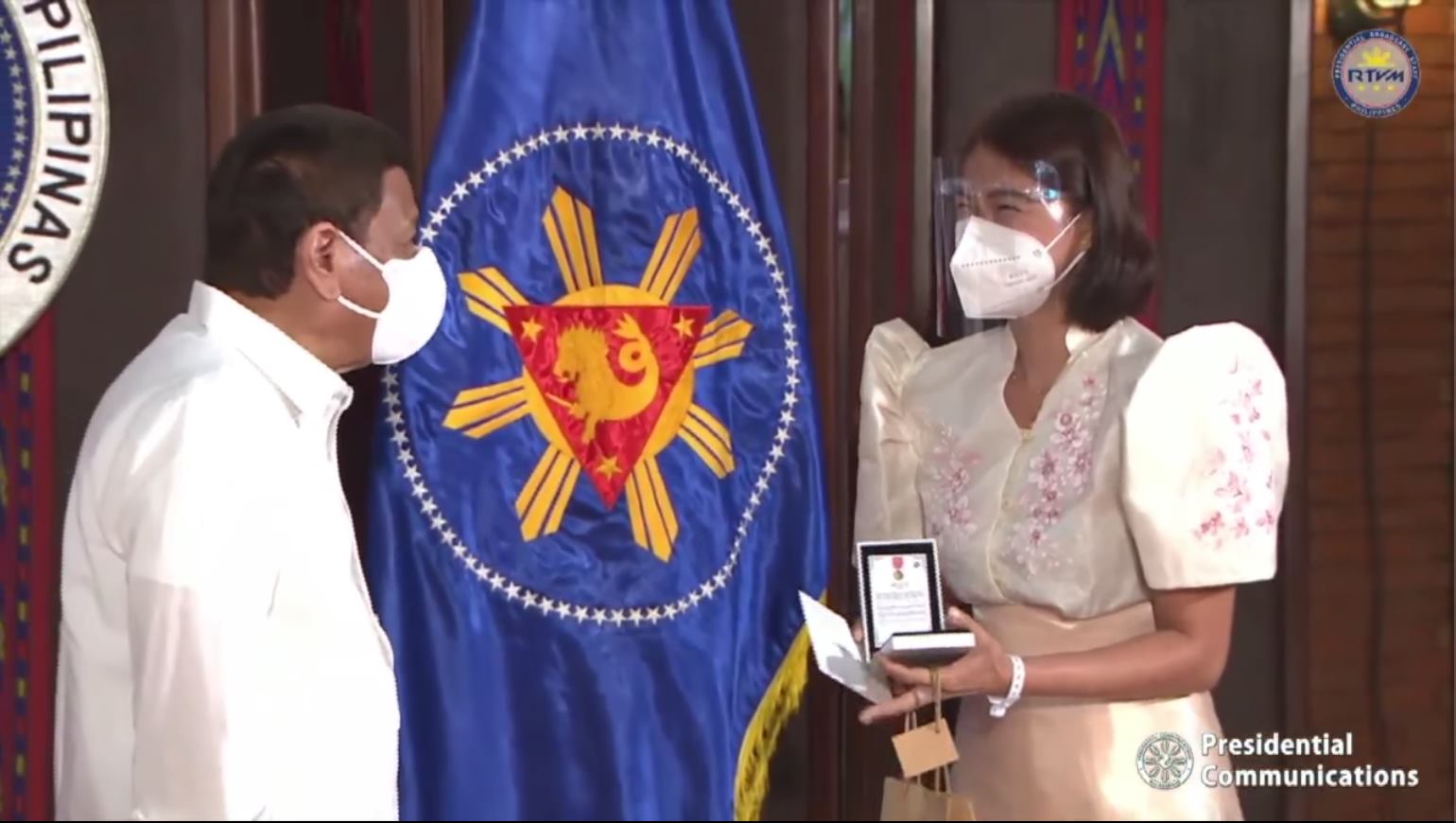 Nurse Kathrina Bianca Macababbad (right) was conferred the Order of Lapu-Lapu along with nine others on Wednesday, June 2, for their quick action that saved the lives of patients in the government-run hospital in Manila. She and her colleague Nurse Jomar Mallari ran back and forth the hospital’s neonatal intensive care unit to transfer 35 babies to safety while carrying emergency medicines and breathing equipment to sustain them through the evacuation.