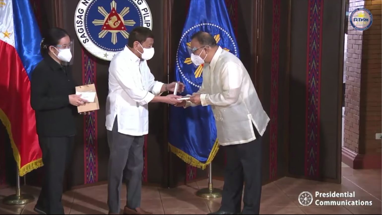  Dr. Rodney Dofitas (right), chief of PGH’s Division of Surgical Oncology and a product of PLM’s Master in Business Administration-Top Executive Program, was conferred the Order of Lapu-Lapu along with 8 others on Wednesday, June 2, for their quick action that saved the lives of patients in the government-run hospital in Manila. Dr. Dofitas led coordination efforts to respond to the fire and oversee the evacuation of patients and personnel.