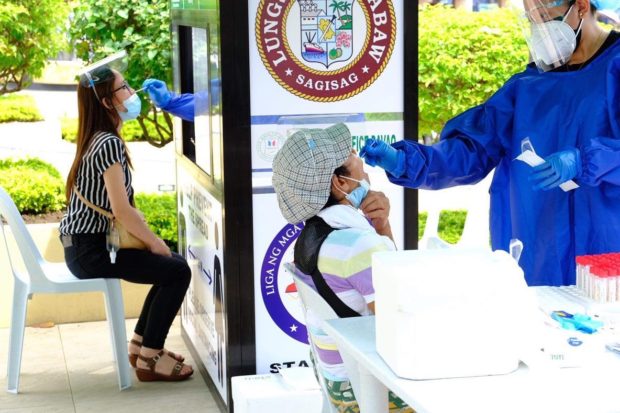 Davao City residents undergo swab tests. Image from Facebook/City Government of Davao