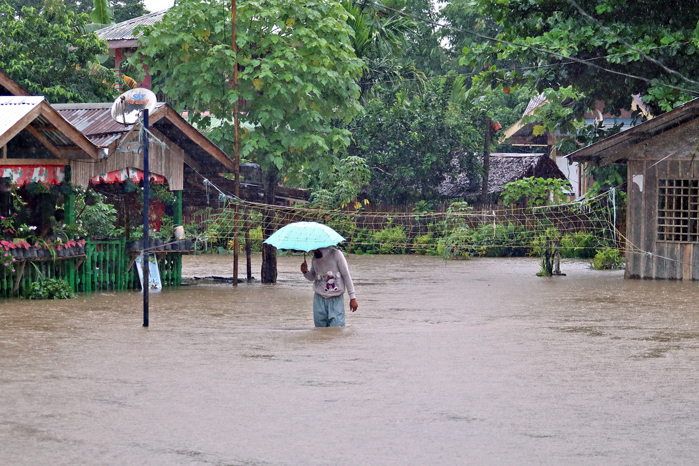 WEATHER DISTURBANCE   Floodwaters rise in the village of Los Angeles in Butuan City as Tropical Storm “Dante” (international name: Choi-wan) dumps heavy rain in Agusan del Norte province on Monday and Tuesday. —ERWIN M. MASCARIÑAS