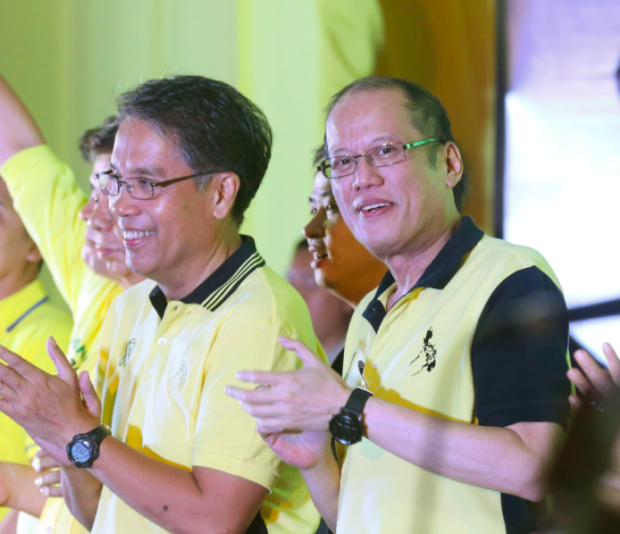 LP chairman President Benigno S. Aquino III, along with LP Presidential Candidate former DILG Secretary Manuel “Mar” Roxas II and LP Vice Presidential Candidate Camarines Sur 3rd District Representative Maria Leonor “Leni” Robredo, raises the hands of the administration senate slate for the 2016 national elections, the Koalisyon ng Daang Matuwid: during the Meeting with Local Leaders andthe Community in Plaza Quezon,Elias St. Naga City, Camarines Sur Friday (February 12,2016). (Photo by Robert Vinas/ Malacañang Photo Bureau)