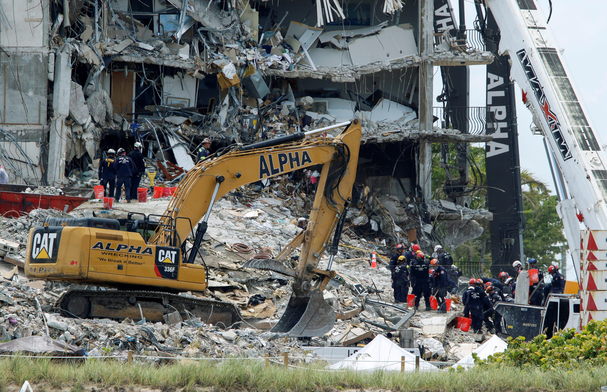 Death toll climbs to 11 in Florida condo collapse, 150 missing ...