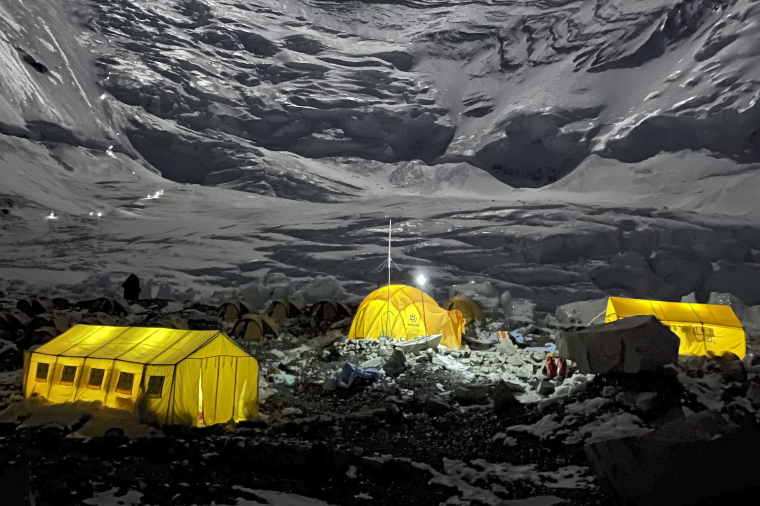 Палатка альпинистская. Палатка Эверест 80083. Everest cho'qqisi. Эверест сколько погибло в 2023 году.