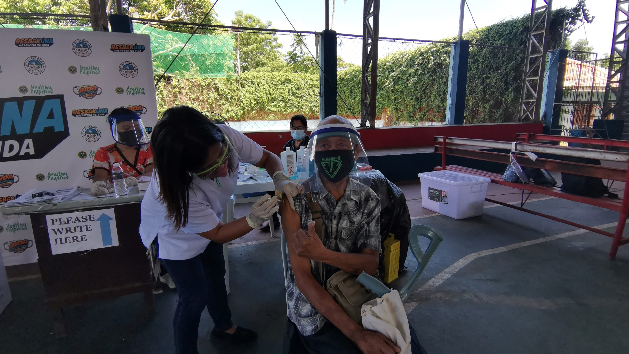 Tagbilaran kicks off COVID-19 vaccination for senior citizens