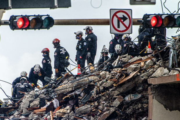 Search and rescue teams look for possible survivors in the partially collapsed 12-story Champlain Towers South condo building on June 30, 2021 in Surfside, Florida. - Four more bodies were discovered overnight in the rubble of a collapsed apartment building in Florida, authorities said on June 30, as the search for more than 140 people unaccounted for entered its seventh day. (Photo by Giorgio Viera / AFP)