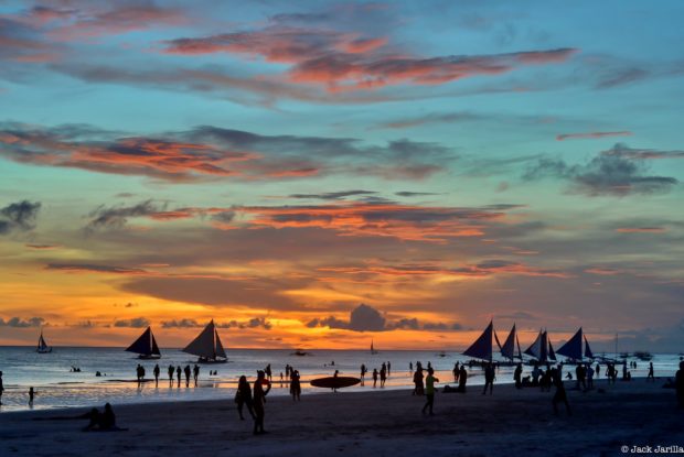 Non-local tourists who are traveling to Boracay are still required to present a negative reverse transcription-polymerase chain reaction (RT-PCR) test despite being fully vaccinated against COVID-19, Aklan Provincial Health Officer Dr. Cornelio Cuachon said on Tuesday.
