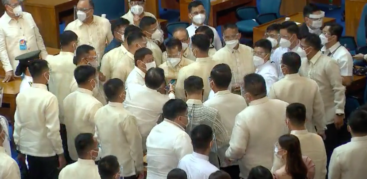 For selfies, lawmakers, guests crowd around Duterte after SONA speech