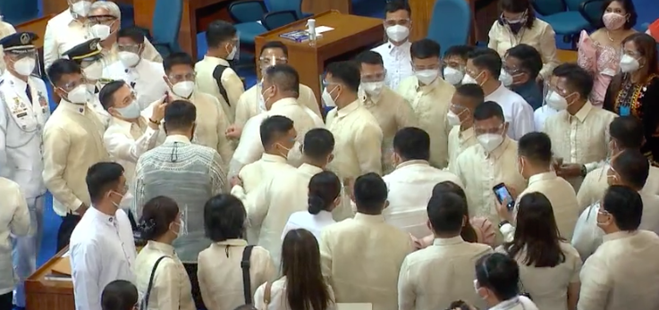 For selfies, lawmakers, guests crowd around Duterte after SONA speech