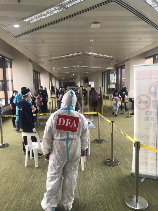 The Department of Foreign Affairs repatriates 350 stranded Filipinos from the UAE. Photo from the DFA tags: news, global nation, repatriation, DFA, Department of Foreign Affairs