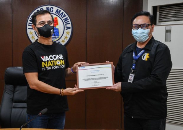 Manila Mayor Isko Moreno Domagoso showed on Facebook a photo of him receiving the DILG's certificate of recognition for the efficient distribution of the government cash aid. Image from Facebook / Isko Moreno Domagoso