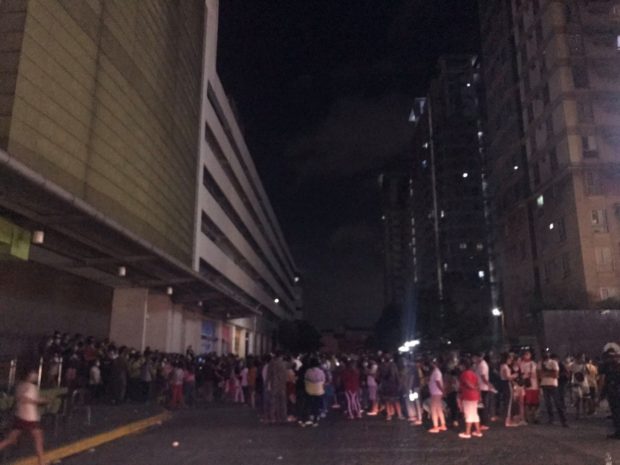 Vaccinees await in line at dawn for vaccination in Manila mall jab sites. Image from Manila PIO