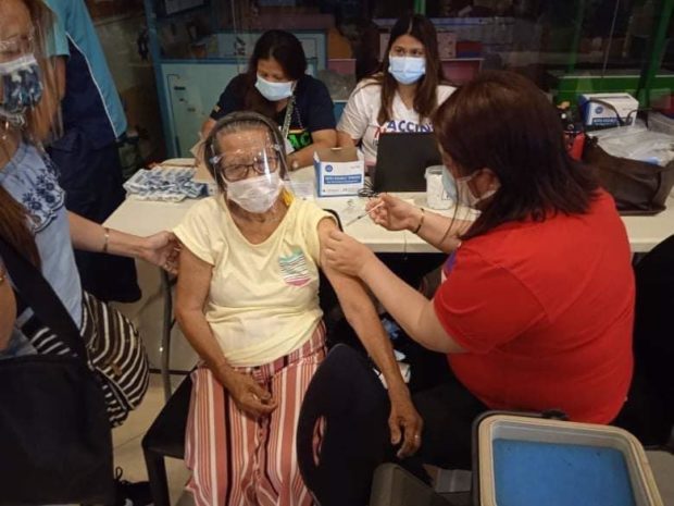 Scheduled vaccination proceeded in Manila even as it cut off walk-in vaccination. Image from Facebook / Manila PIO 