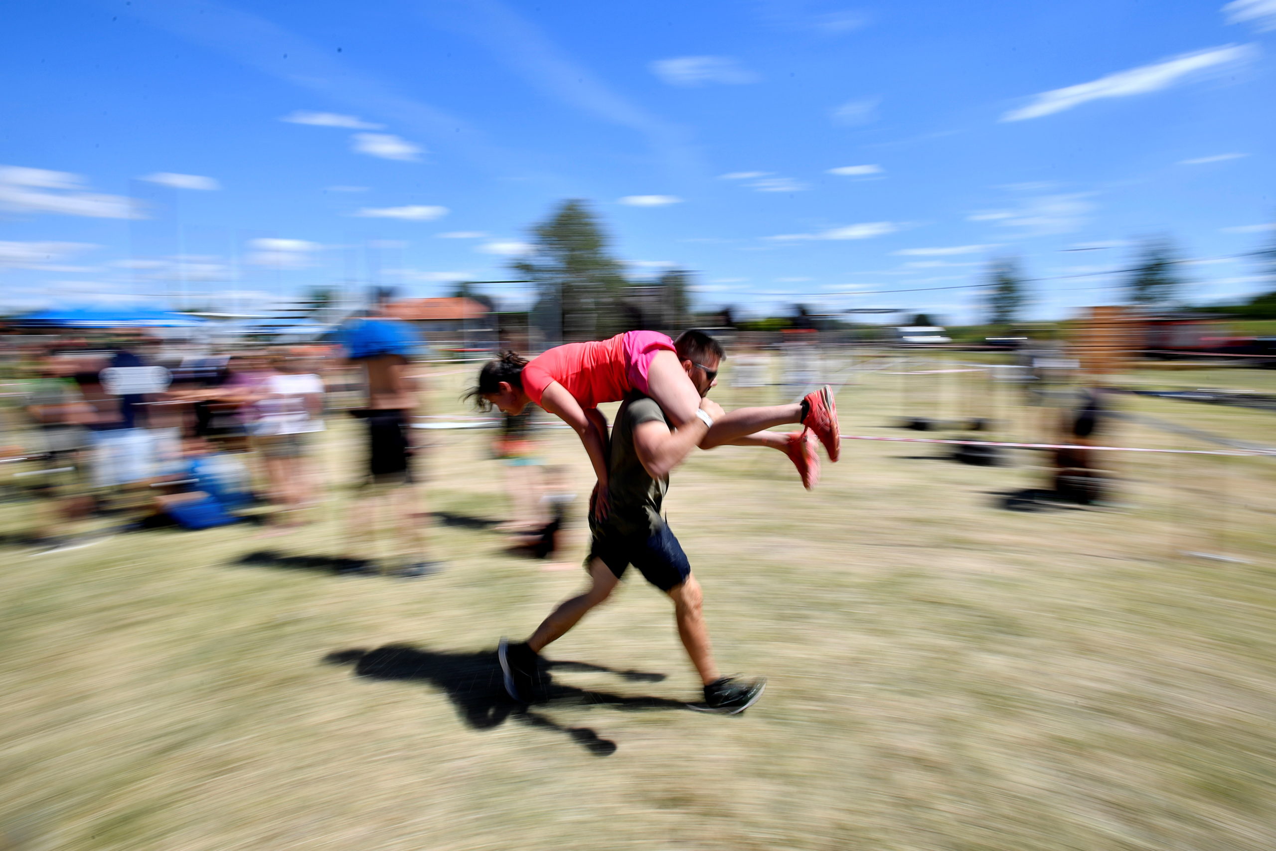 гребля на байдарках девушки. соревнования в венгрии. соревнования в венгрии. каноист. болельщики гребли.