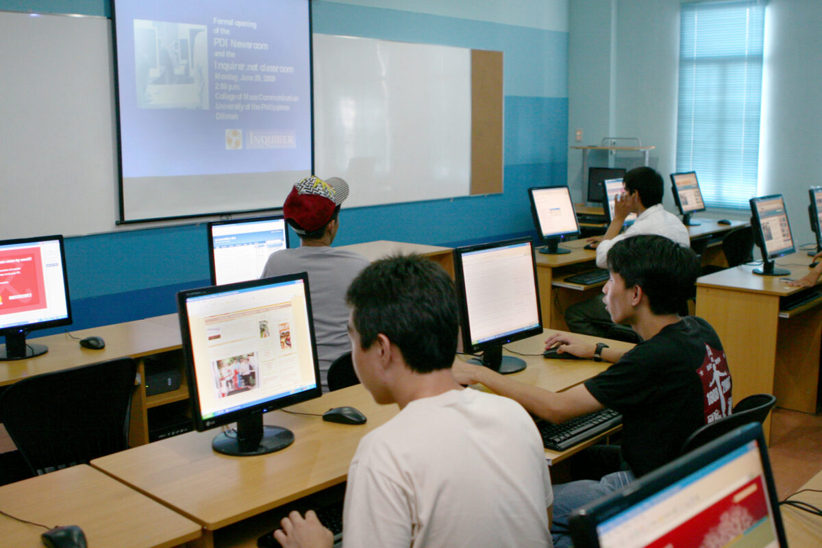 PHOTO: Classroom with students using computers STORY: Marcos vows to close digital gap in eduction