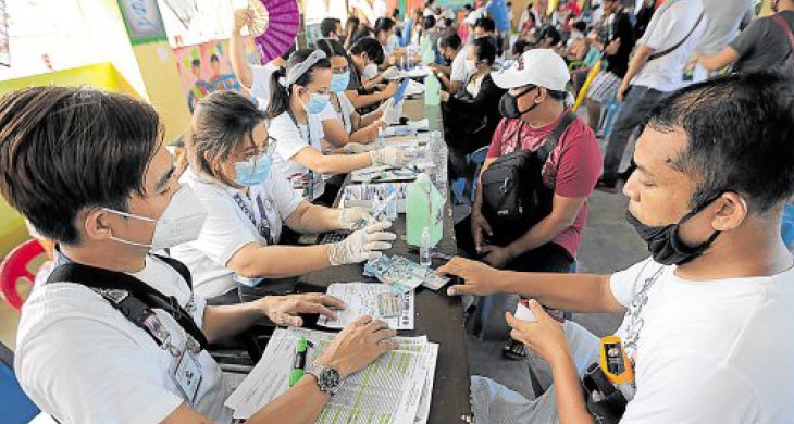 NEWCASH AID Quezon City residents queue to receive cash aid from the government in this file photo. —INQUIRER PHOTO ecq