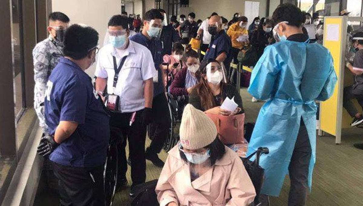 DFA staffers assist Filipinos being repatriated from the UAE