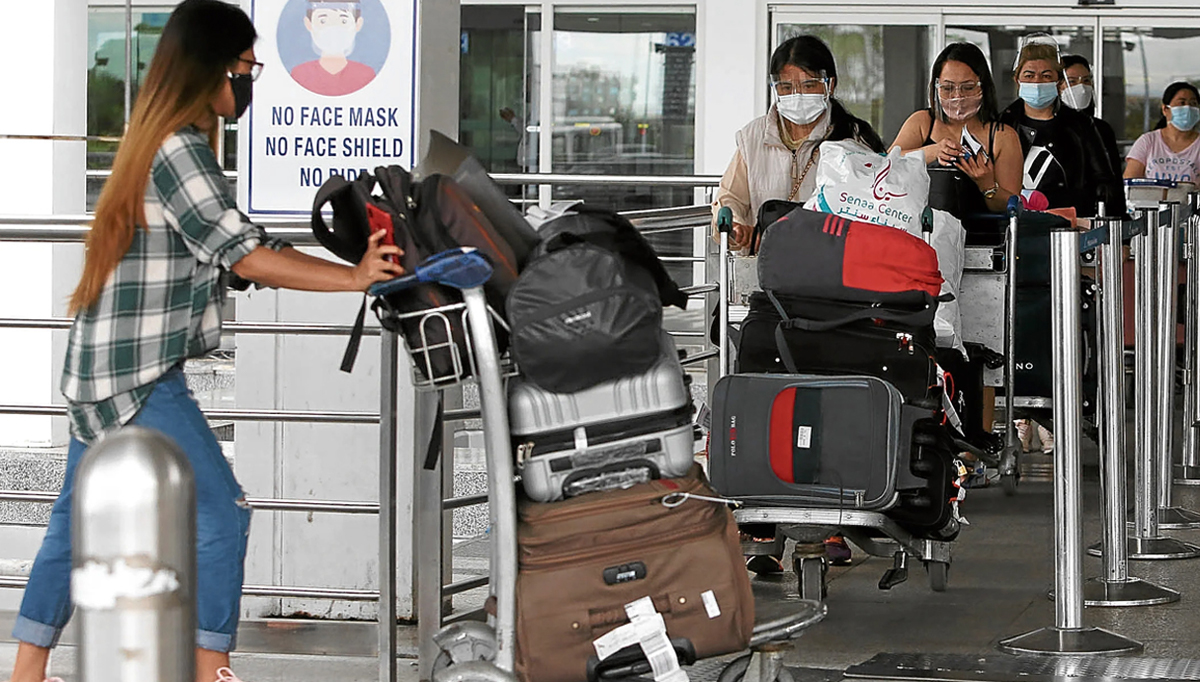 Filipino migrant workers at Philippine airport