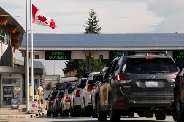 FILE PHOTO: Canadian border opens to vaccinated Americans