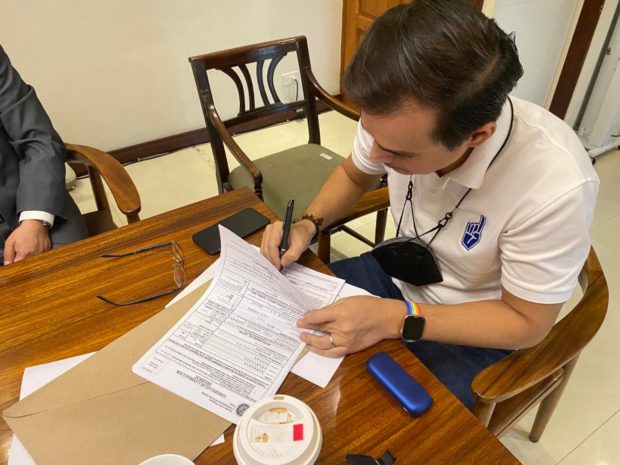 Manila Mayor Isko Moreno completes his certificate of candidacy to formalize his presidential bid, which he would file before Comelec on Monday, October 4