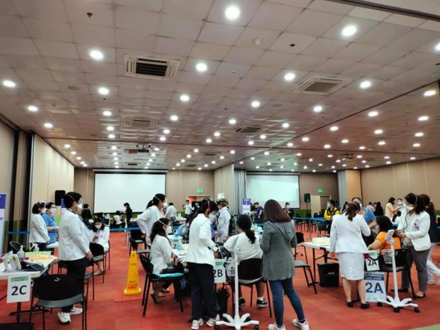 Makati Medical Center officially starts the first day of the COVID-19 pilot vaccination rollout for pediatric adolescents ages 12 to 17 years old with comorbidities. Image from Facebook / Makati Medical Center
