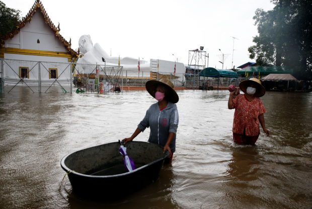 Temples underwater as floods hit historic Thai city