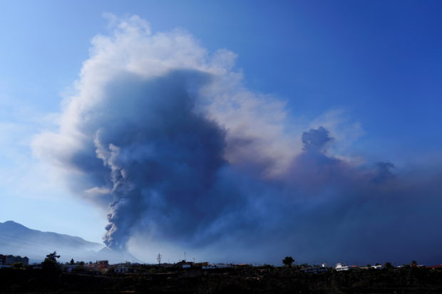 The Cumbre Vieja volcano continues to erupt on the Canary Island of La Palma, as seen from El Paso, Spain, October 9, 2021. REUTERS/Juan Medina