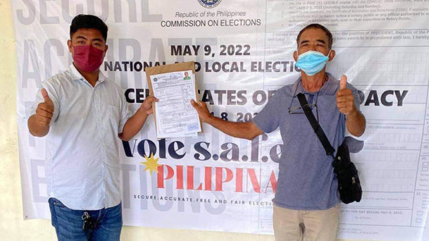 After losing the gubernatorial race by 10 votes at the 2019 polls in Kalinga, former vice governor James Edduba filed his COC at the Comelec to run again for governor of the province in next year's elections. Contributed photo