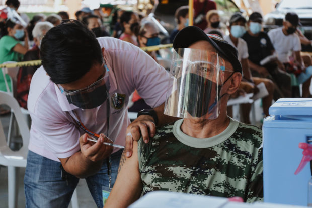 100 more senior citizens in Olongapo benefit from COVID-19 vaccination on wheels