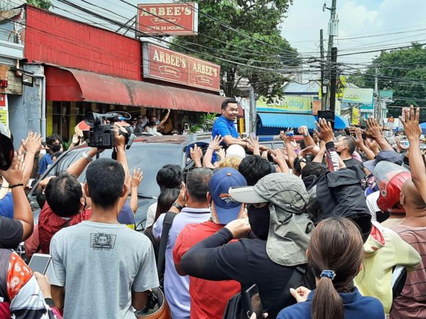 Senator Manny Pacquiao is swarmed by supporters during his visit in Cebu