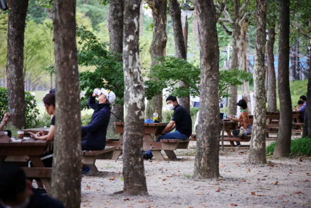 south korea park social distancing