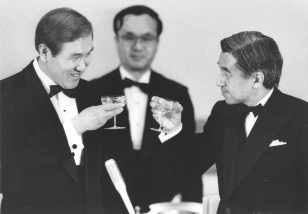 Japan's Emperor Akihito toasts with South Korea's President Roh Tae-woo 