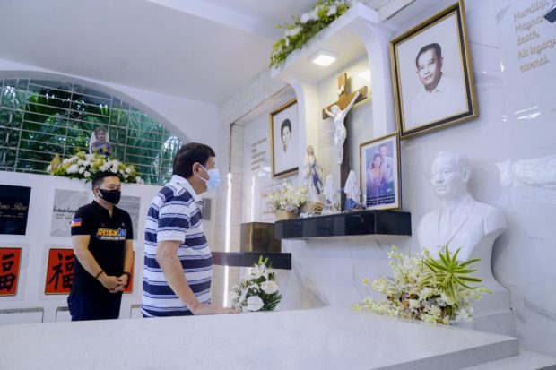 Rodrigo Duterte at prents' graves in Davao City 02