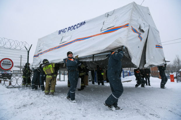 Specialists of Russian Emergencies Ministry carry a tent during a rescue operation following a fire in the Listvyazhnaya coal mine in the Kemerovo region, Russia, November 25, 2021. REUTERS/Alexander Patrin