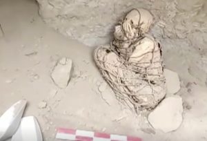 Archaeologists find 800-year old mummy in Peru | Inquirer News