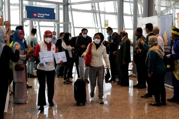 Travelers arrive at Kuala Lumpur International Airport in Sepang, Malaysia, November 29, 2021. REUTERS/Lai Seng Sin