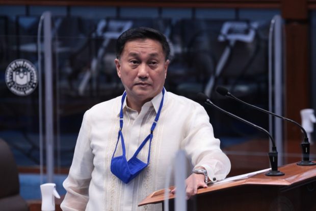 Local government units (LGUs) may withhold the Christmas bonuses of their unvaccinated workers since they enjoy autonomy, senators were told on Thursday.