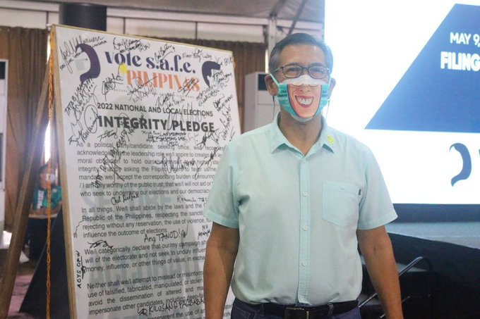 Human rights lawyer Chel Diokno after he filed his certificate of candidacy on Oct. 7, 2021. Photo from Chel Diokno’s Twitter