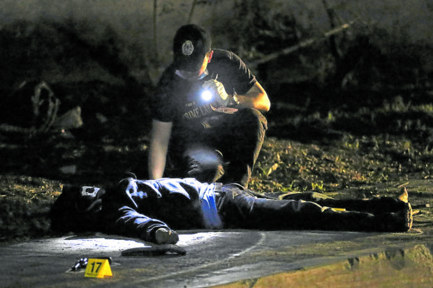 Police investigator inspect body of slain drug suspect. STORY: PNP launches end-game strategy in drug war