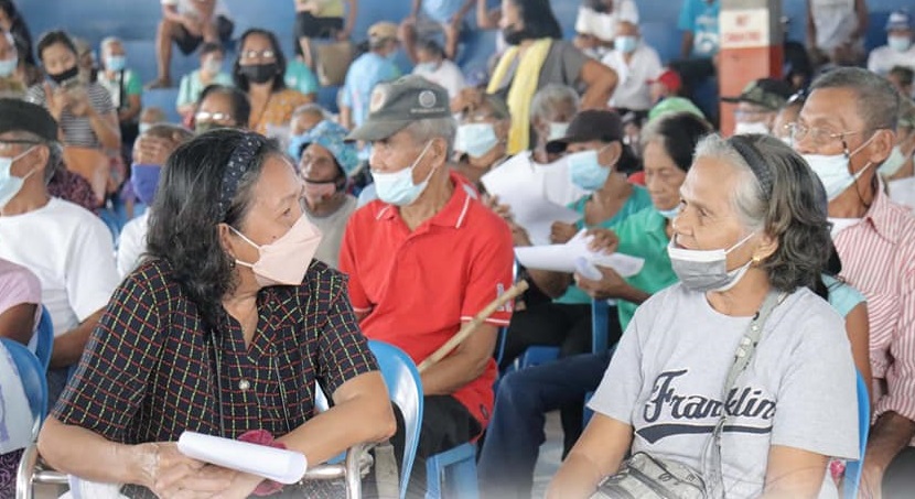 At least 613 senior citizens in this town received their P3,000 social pension from the DSWD on Thursday (Nov. 18), authorities said.