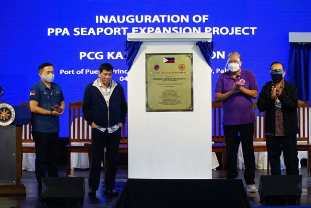 President Rodrigo Duterte talks to DOTr Secretary Arthur Tugade at the sidelines of the inauguration of the PPA Seaport expansion project in Puerto Princesa, Palawan. Image from DOTr