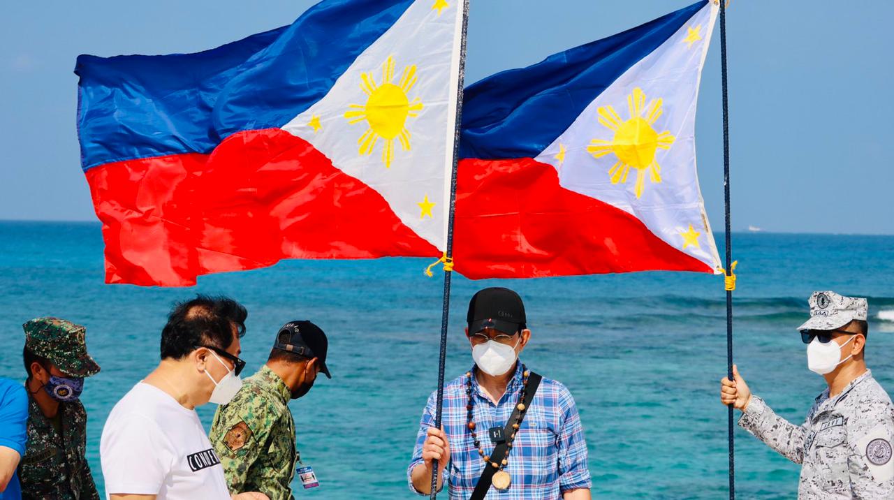 Presidential aspirant Senator Panfilo Lacson visits the Pag-asa Island in Kalayaan town, Palawan on Saturday, November 20, 2021, for a consultation with local residents and fishermen in the area amid recent tension with China in the West Philippine Sea. (Photo from Lacson's office)