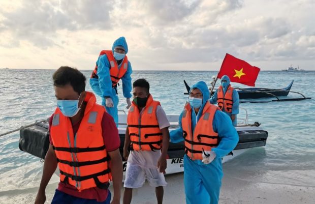 Việt Nam cứu ngư dân Philippines ở biển Tây Philippines