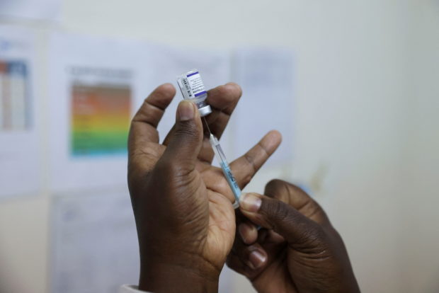 A health worker prepares a dose of Pfizer/BioNTech's COVID-19 vaccine, at the Penda health center in Nairobi, Kenya, December 9, 2021. REUTERS/Baz Ratner/File Photo