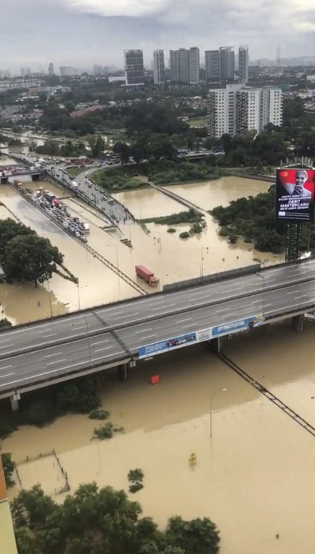 Malaysian emergency services, volunteers rescue 21,000 from flooding