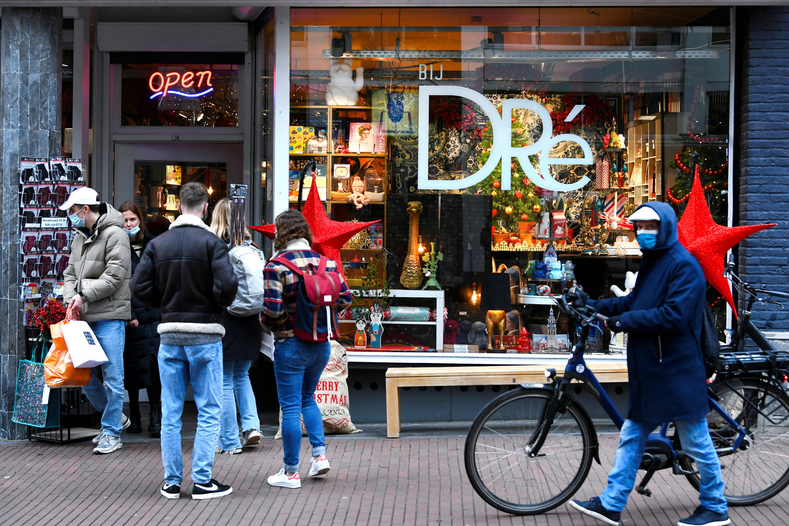 FILE PHOTO: People do their Christmas shopping before the Dutch government's expected announcement of a "strict" Christmas lockdown to curb the spread of the Omicron coronavirus variant, in the city centre of Nijmegen, Netherlands December 18, 2021. REUTERS/Piroschka van de Wouw