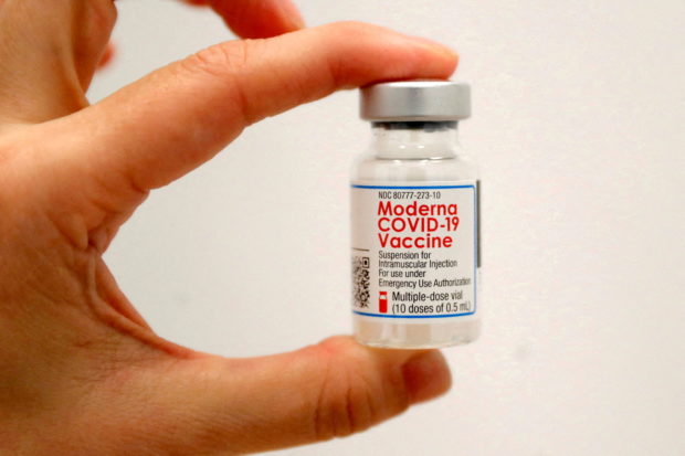 FILE PHOTO: A healthcare worker holds a vial of the Moderna COVID-19 Vaccine at a pop-up vaccination site n Manhattan in New York City, New York, U.S., January 29, 2021. REUTERS/Mike Segar