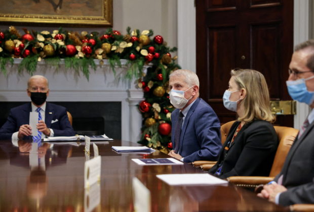 FILE PHOTO: Dr. Anthony Fauci and members of the White House COVID-19 Response Team meet with U.S. President Joe Biden on the latest developments related to the Omicron variant in the Roosevelt Room in the White House in Washington, U.S., December 16, 2021. REUTERS/Evelyn Hockstein